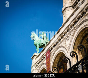 Equestre statua bronzea di Jeanne d'Arc tenendo una spada sopra l'ingresso Basilique du Sacré-Coeur, Parigi Foto Stock