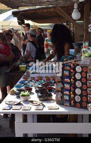 Pressione di stallo di mercato presso la Fira fatto tutto artigianelmente a El Pilar de La Mola, Formentera, isole Baleari, Spagna Foto Stock