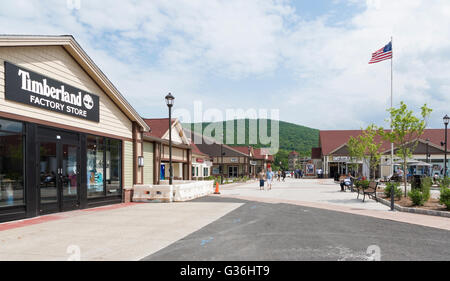 Woodbury Common outlet mall di New York, con Timberland factory store in primo piano Foto Stock