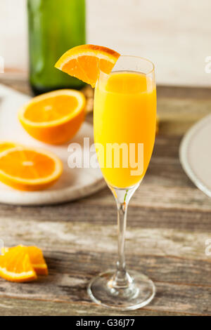 In casa arancione rinfrescanti cocktail Mimosa con Champaigne Foto Stock