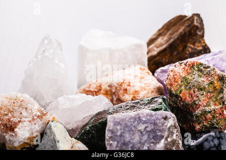 Immagine ravvicinata di un cumulo di diversi semi preziosi minerali Foto Stock