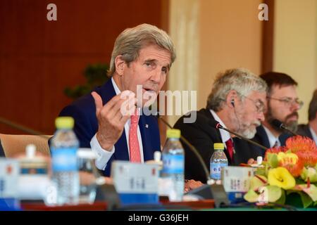 Stati Uniti Il segretario di Stato John Kerry affronta un cambiamento climatico sessione durante il strategico e il dialogo economico al Diaoyutai Guest House 6 giugno 2016 a Pechino, in Cina. Foto Stock