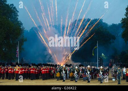 Le bande ammassato della famiglia divisione durante il ritiro di battitura cerimonia presso la sfilata delle Guardie a Cavallo, Whitehall, Londra. Foto Stock