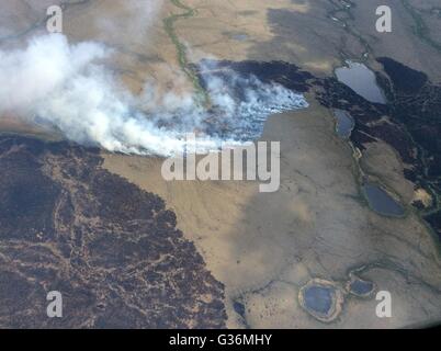 Fumo e fiamme consumano le False Creek fuoco nello Yukon Delta National Wildlife Refuge Giugno 7, 2015 in southwest Alaska. Foto Stock