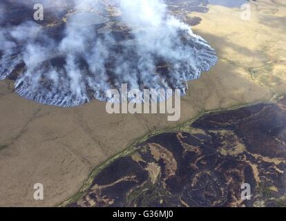 Fumo e fiamme consumano le False Creek fuoco nello Yukon Delta National Wildlife Refuge Giugno 7, 2015 in southwest Alaska. Foto Stock