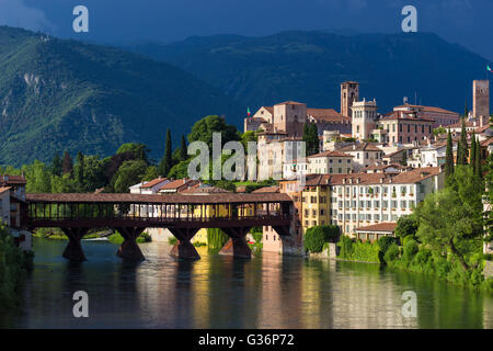 Vista panoramica della città di Bassano del Grappa e il suo famoso ponte di legno Foto Stock