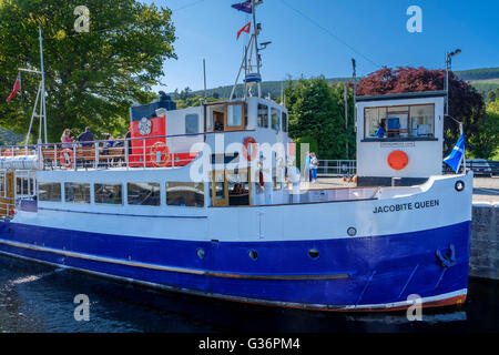 Navi di negoziare le serrature del Caledonian Canal a Dochgarroch, vicino a Inverness Foto Stock