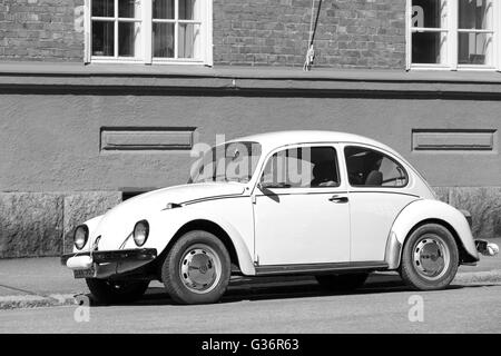 Helsinki, Finlandia - 7 Maggio 2016: il vecchio giallo Volkswagen Beetle è parcheggiato su una strada, in bianco e nero Foto Stock