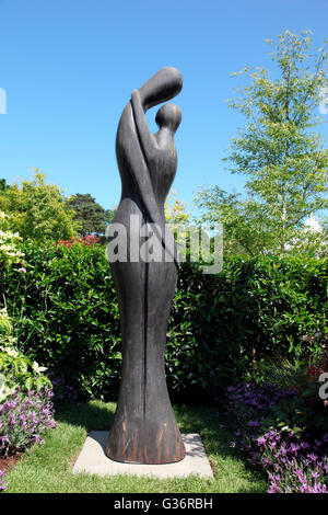 La madre e il bambino la scultura della Madonna Childrens Ospedale Crumlin giardino da Kieran Dunne al blumo 2016 a Dublino Foto Stock