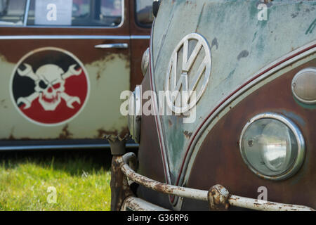 VW Rat Split Screen Volkswagen camper van nella parte anteriore del cranio e chiavi simbolo su un coleottero porta a una VW mostra. Inghilterra Foto Stock