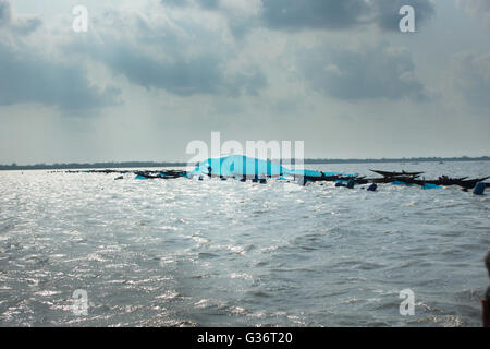 Barche da pesca impostare le loro larve di gamberi ( RFI ) reti nel fiume Shibsha , Bangladesh . Foto Stock