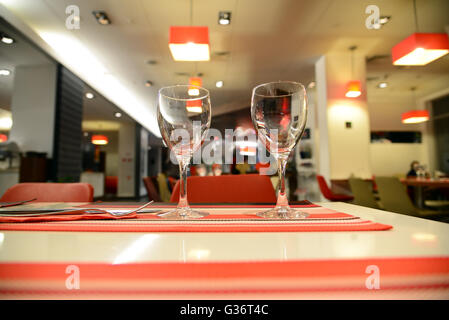 Vuoto due bicchieri puliti sulla tavola in un ristorante Foto Stock