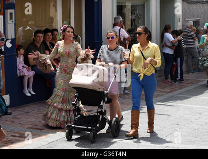 Interessanti le donne in costume tradizionale a San Isidro festival fiesta in Nerja Andalusia Spagna Foto Stock
