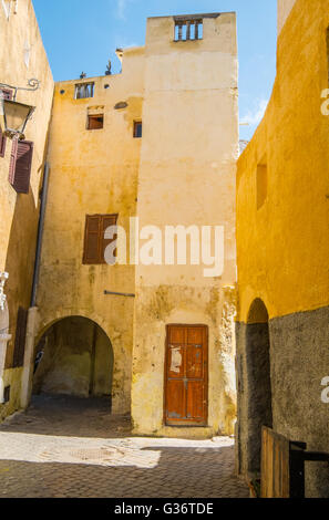 Tipico streest strette e vicoli della medina (città vecchia) di El Jadida, murata ex città portoghese sul Marocco dalla costa atlantica Foto Stock