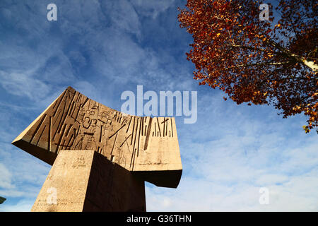 Moderne sculture in calcestruzzo nei Jardines del Descubrimiento, Plaza de Colon, Madrid, Spagna Foto Stock