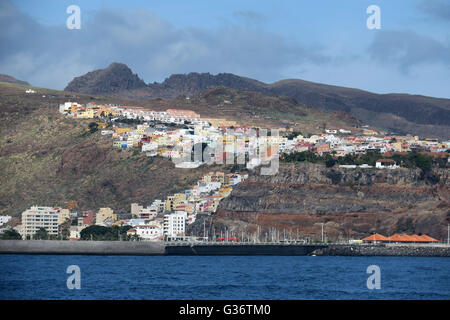 San Sebastian de la Gomera, capitale di La Gomera dal mare con il suo porto e le sue case colorate salendo fino alla scogliera. Foto Stock