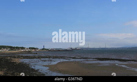 Vista in lontananza rosyth e indietro attraversamenti visto dal limekilns fife scozia maggio 2016 Foto Stock