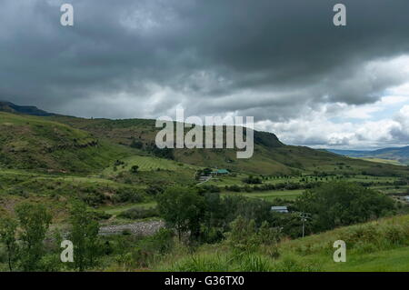 Drakensberg montagna in un giorno di tempesta, Sud Africa Foto Stock