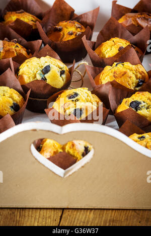 Grande quantità di biscotti con aggiunta di dolcificanti muffin su un vassoio con un cuore. Foto Stock