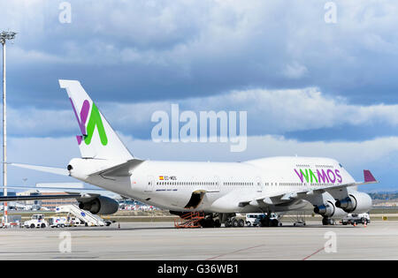 I jumbo jet - Boeing 747-, di -Wamos aria- compagnia aerea, è parcheggiato al di fuori della pista, in dall'aeroporto Barajas di Madrid (Spagna) Foto Stock