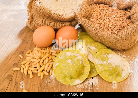 Ravioli di pasta integrale con ingredienti. Foto Stock