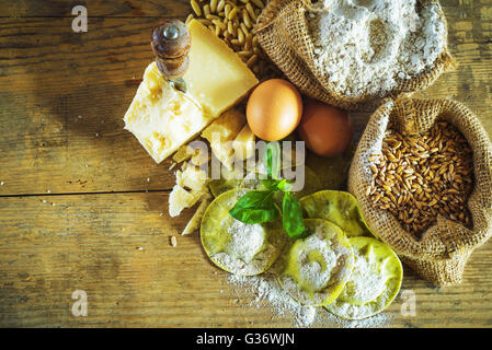 Ravioli di pasta integrale con ingredienti. Foto Stock