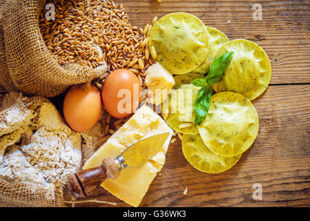 Ravioli di pasta integrale con ingredienti. Foto Stock