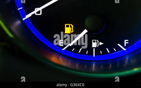 In auto per gas veicolo indicatore di livello del carburante del cruscotto con indicatore di ago che mostra svuotare il serbatoio del gas liquido Foto Stock