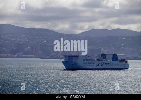 Traghetto Interislander Kaiarahi lasciando Wellington per attraversare lo stretto di Cook di Picton Foto Stock