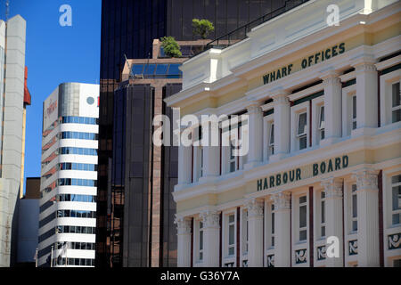 Wellington Harbour Board's Wharf uffici con un ufficio moderno edificio dietro Foto Stock
