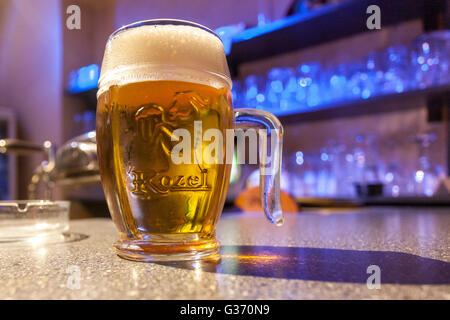 Birra alla spina Praga bar all'interno del pub Repubblica Ceca Foto Stock