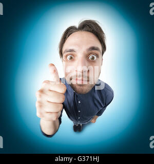 Funny nerd uomo dire ok con il pollice in alto e il crazy capelli stile Foto Stock