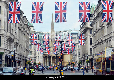Regent Street, Londra, UK, 5 giugno 2016.europea sventola come ottenere i preparativi in corso per la regina novantesimo compleanno fantastico celebrazioni.capitale è stato a drappo rosso,bianco blu avanti Queen's feste di compleanno questo fine settimana. Foto Stock