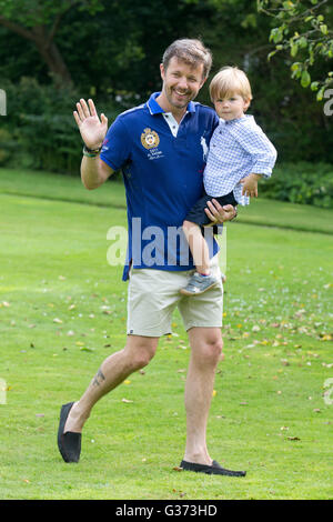 Il principe ereditario Frederik di Danimarca e di suo figlio Principe Vincent di Danimarca frequentare una famiglia estate photocall, al Castello Grasten Foto Stock