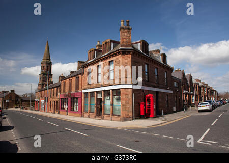 La pietra arenaria rossa architettura di una frontiera scozzese town, Annan, completare con il vecchio stile British telefono e letter box Foto Stock