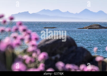 Guardando verso le isole delle Ebridi di Eigg e rum da a Ardnamurchan, Scozia Foto Stock