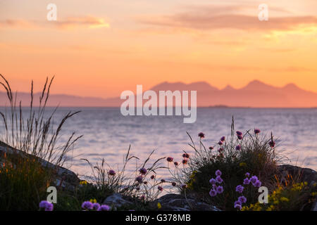 Guardando verso le isole delle Ebridi di Eigg e rum da a Ardnamurchan, Scozia Foto Stock