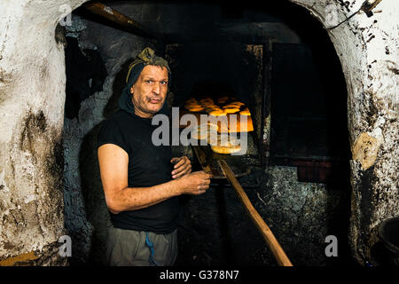 Fez, in Marocco - 11 Aprile 2016: Ritratto di un fornaio in piedi di fronte a un tradizionale forno pane in Fez, in Marocco. Foto Stock