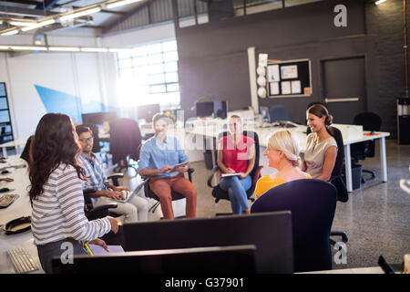 I colleghi informale avente una riunione Foto Stock
