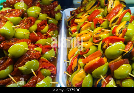 Vista ravvicinata in insalata di oliva presso tipico spagnolo mercato alimentare Foto Stock