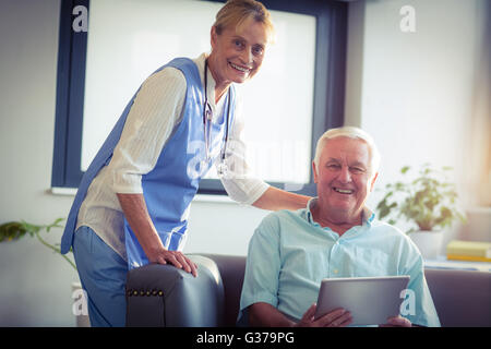 Ritratto di senior uomini e donne medico usando tavoletta digitale Foto Stock