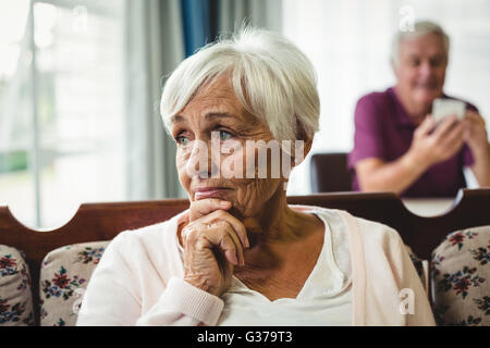 Close-up di preoccupato senior donna Foto Stock
