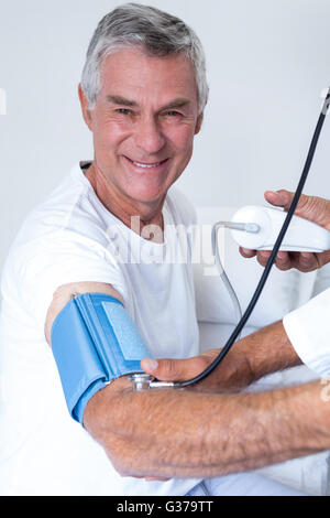 Controllo medico mans senior della pressione del sangue Foto Stock