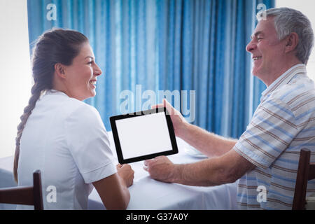 Senior uomini e donne medico usando tavoletta digitale Foto Stock