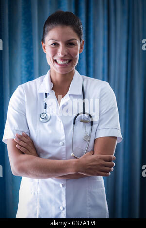 Ritratto di medico donna in piedi con le braccia incrociate Foto Stock