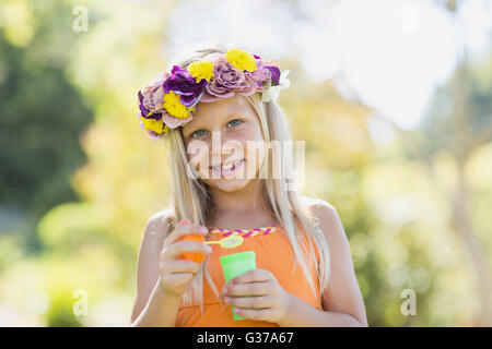 Ragazza giovane azienda bubble wand Foto Stock