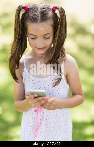 Ragazza giovane con il telefono cellulare Foto Stock