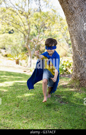 Ragazzo che finge di essere un supereroe Foto Stock