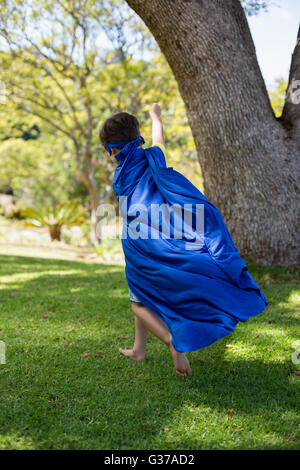 Ragazzo che finge di essere un supereroe Foto Stock