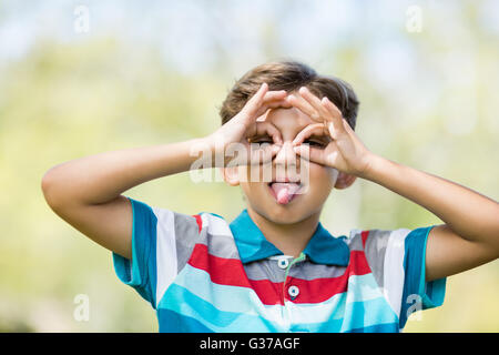 Ragazzo giovane facendo una facce buffe Foto Stock